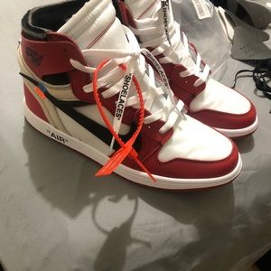 UA wore twice, still mint condition. Have lime green laces as well